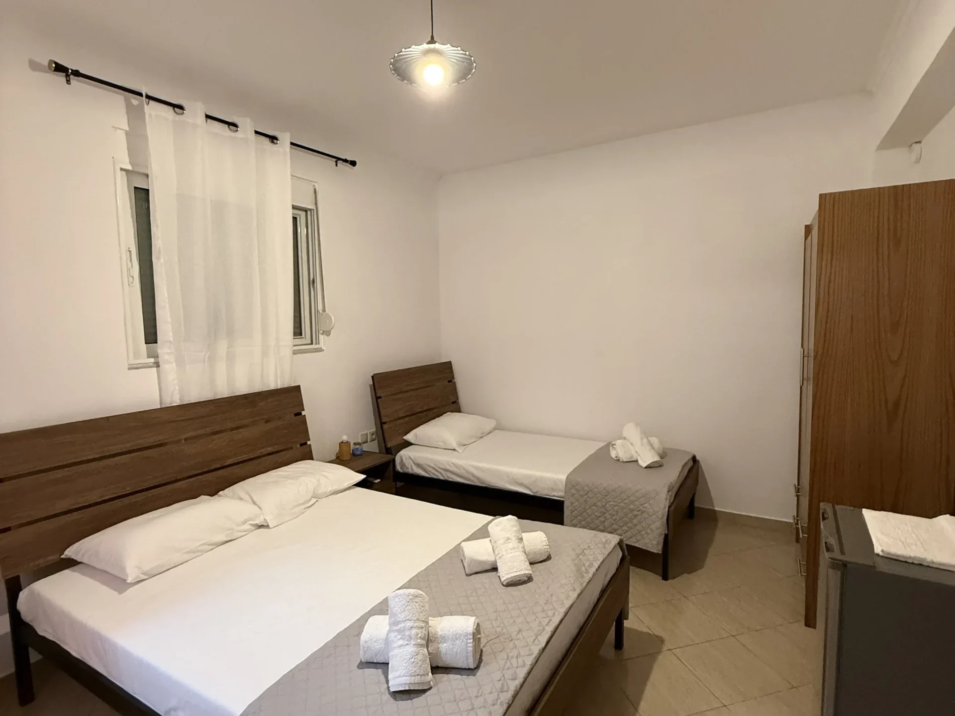Clean and comfortable Budget Triple Room featuring a double and single bed at Kolagji Rooms in Lukovë.